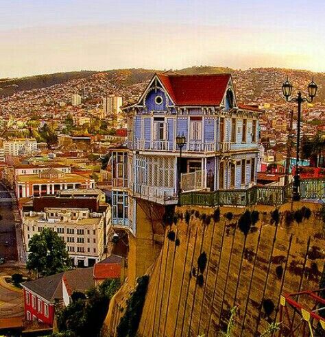 https://mdw-travel-data-us-east-1.s3.amazonaws.com/img/country/Chile/Cerro-Alegre/img_01.jpg
