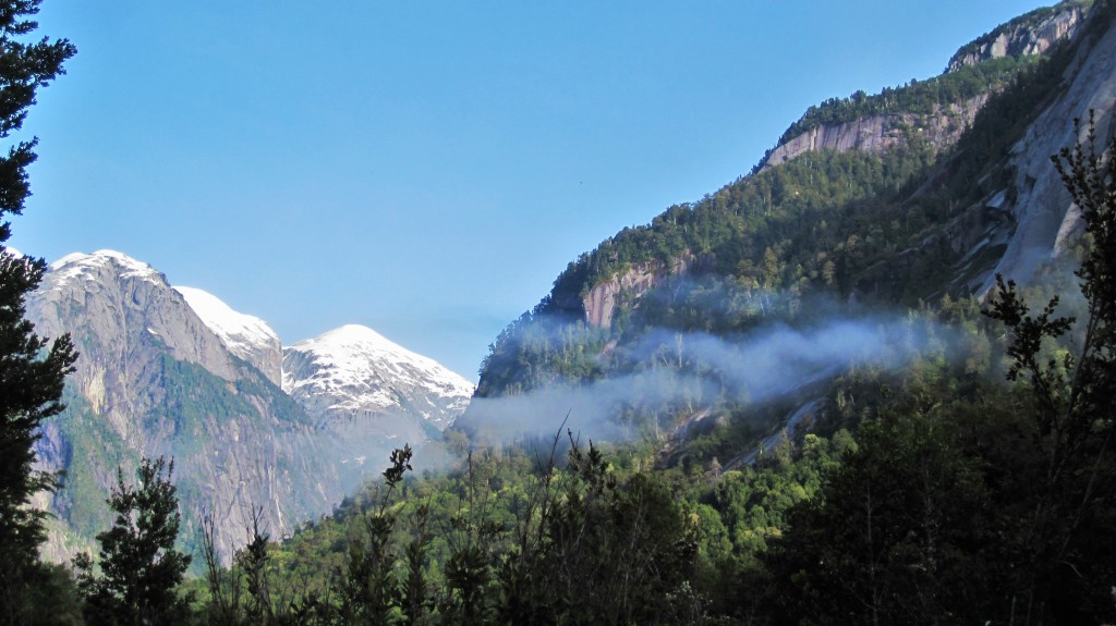 https://mdw-travel-data-us-east-1.s3.amazonaws.com/img/country/Chile/Cochamo-Valley/img_01.jpg