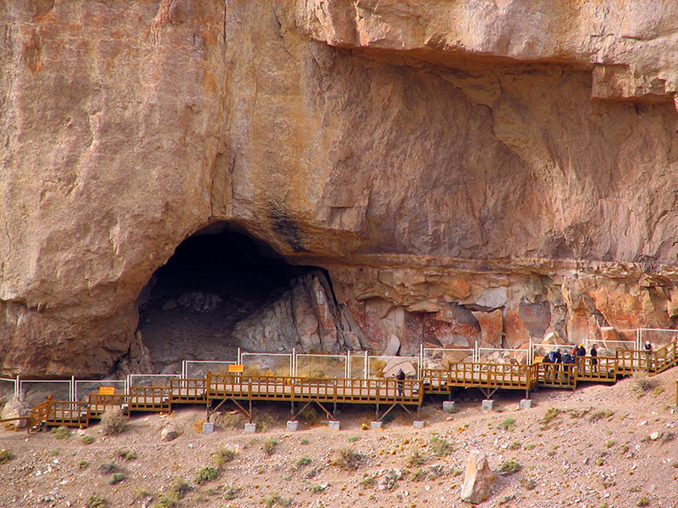 https://mdw-travel-data-us-east-1.s3.amazonaws.com/img/country/Chile/Cueva-Manos-de-Dios/img_03.jpg