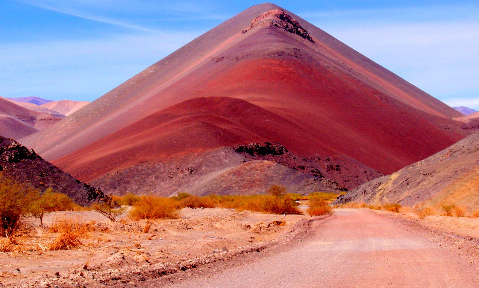 https://mdw-travel-data-us-east-1.s3.amazonaws.com/img/country/Chile/Desierto-de-Atacama/img_02.jpg