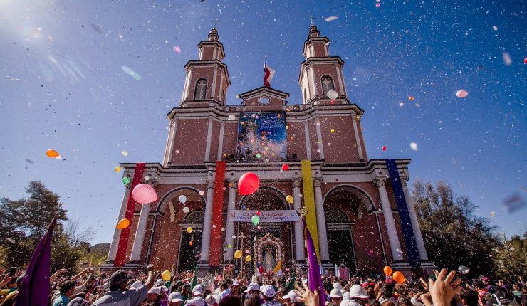 https://mdw-travel-data-us-east-1.s3.amazonaws.com/img/country/Chile/El-Santuario-de-la-Virgen-del-Carmen-de-Andacollo/img_01.jpg