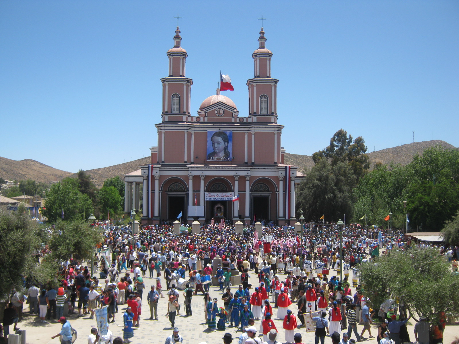https://mdw-travel-data-us-east-1.s3.amazonaws.com/img/country/Chile/El-Santuario-de-la-Virgen-del-Carmen-de-Andacollo/img_03.jpg