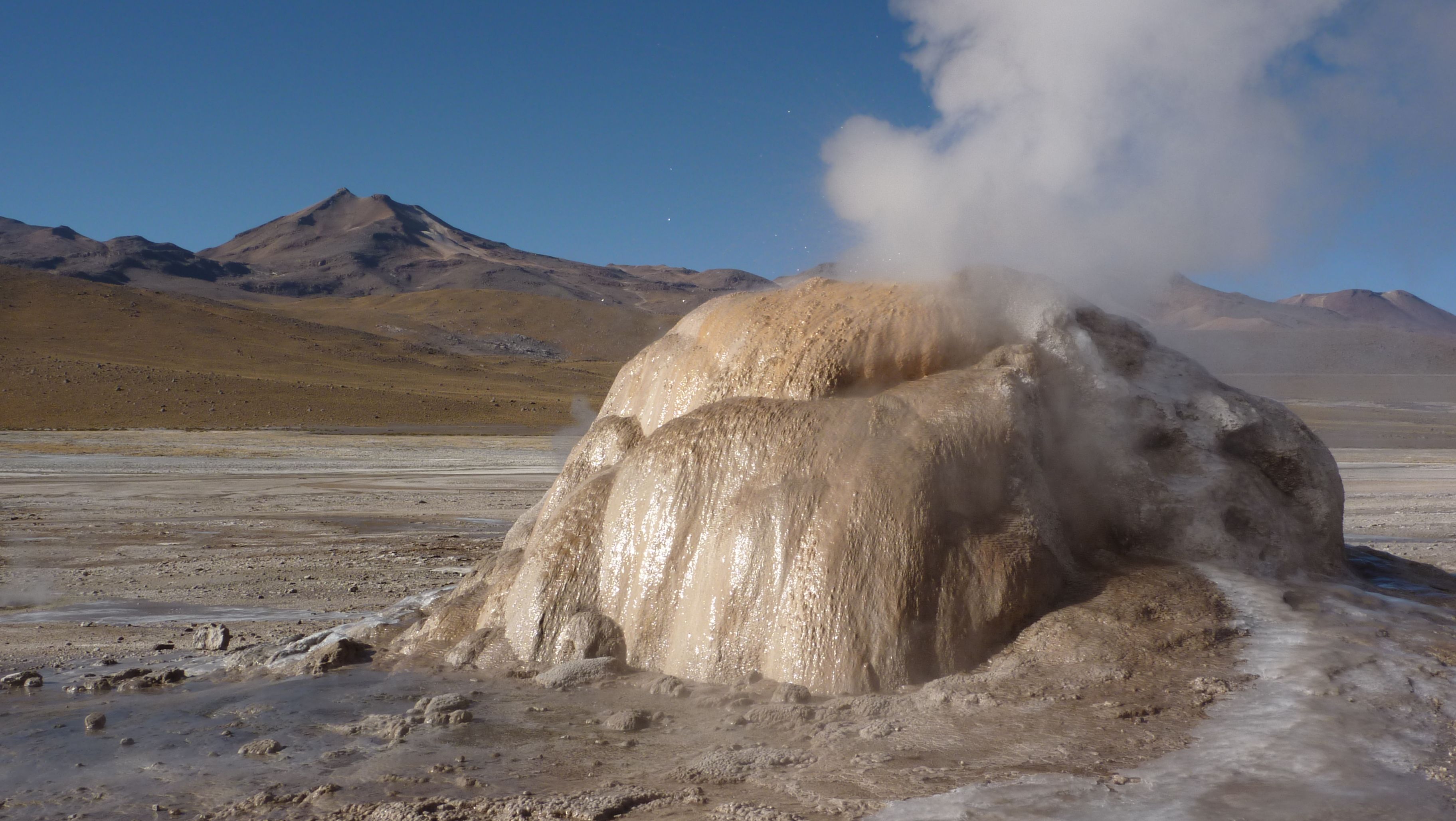 https://mdw-travel-data-us-east-1.s3.amazonaws.com/img/country/Chile/El-Tatio-Geysers/img_01.jpg