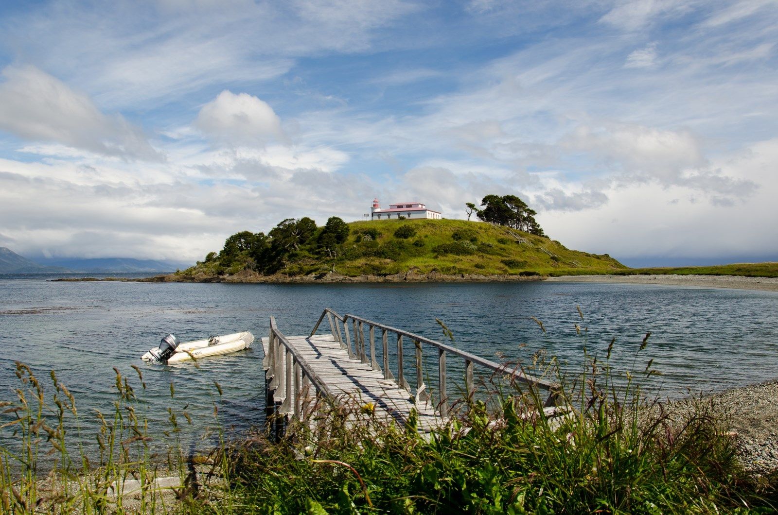 https://mdw-travel-data-us-east-1.s3.amazonaws.com/img/country/Chile/Faro-San-Isidro/img_00.jpg