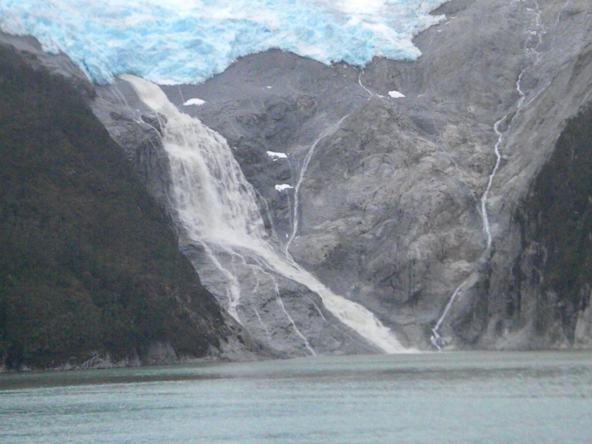 https://mdw-travel-data-us-east-1.s3.amazonaws.com/img/country/Chile/Glacier-Alley/img_01.jpg