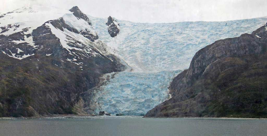 https://mdw-travel-data-us-east-1.s3.amazonaws.com/img/country/Chile/Glacier-Alley/img_02.jpg