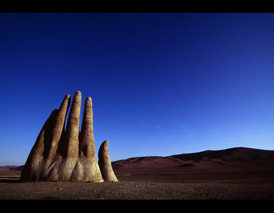 https://mdw-travel-data-us-east-1.s3.amazonaws.com/img/country/Chile/Hand-of-the-Desert/img_01.jpg