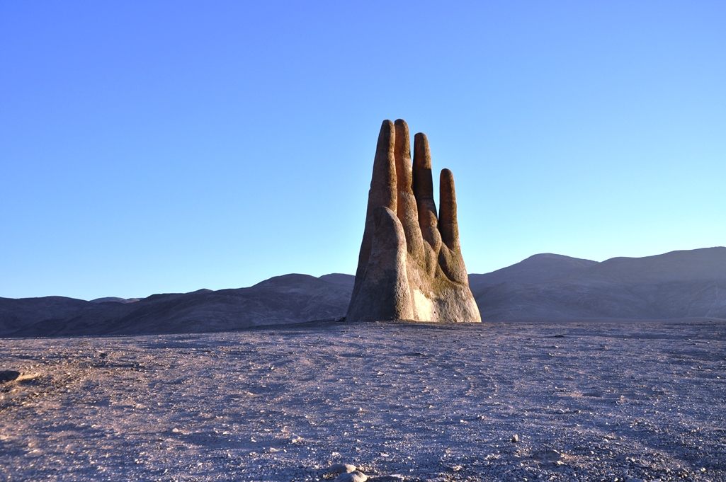 https://mdw-travel-data-us-east-1.s3.amazonaws.com/img/country/Chile/Hand-of-the-Desert/img_02.jpg
