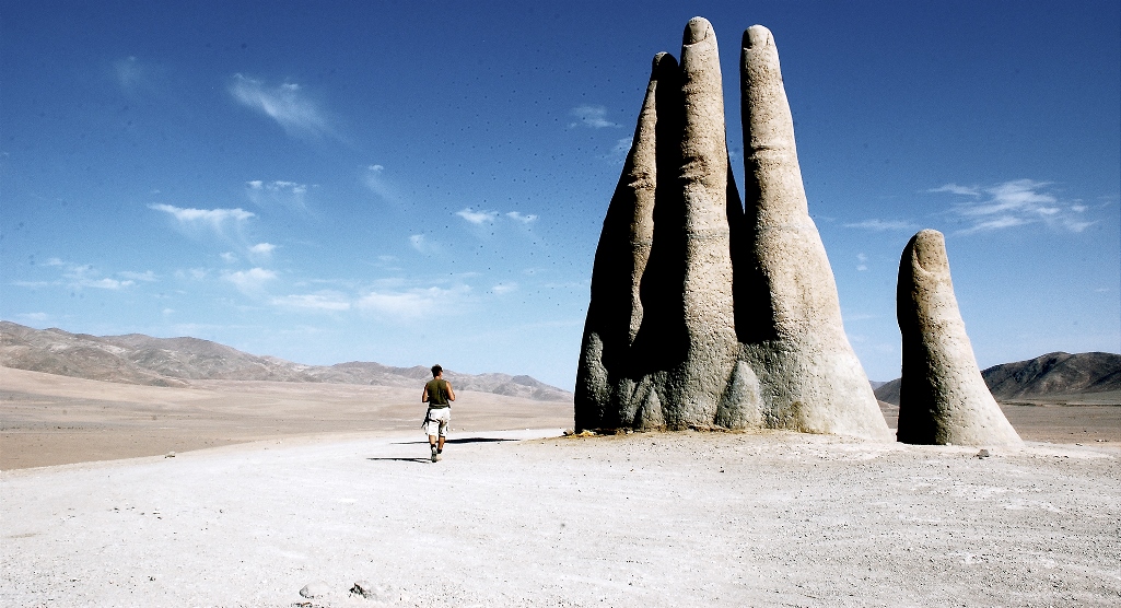 https://mdw-travel-data-us-east-1.s3.amazonaws.com/img/country/Chile/Hand-of-the-Desert/img_03.jpg