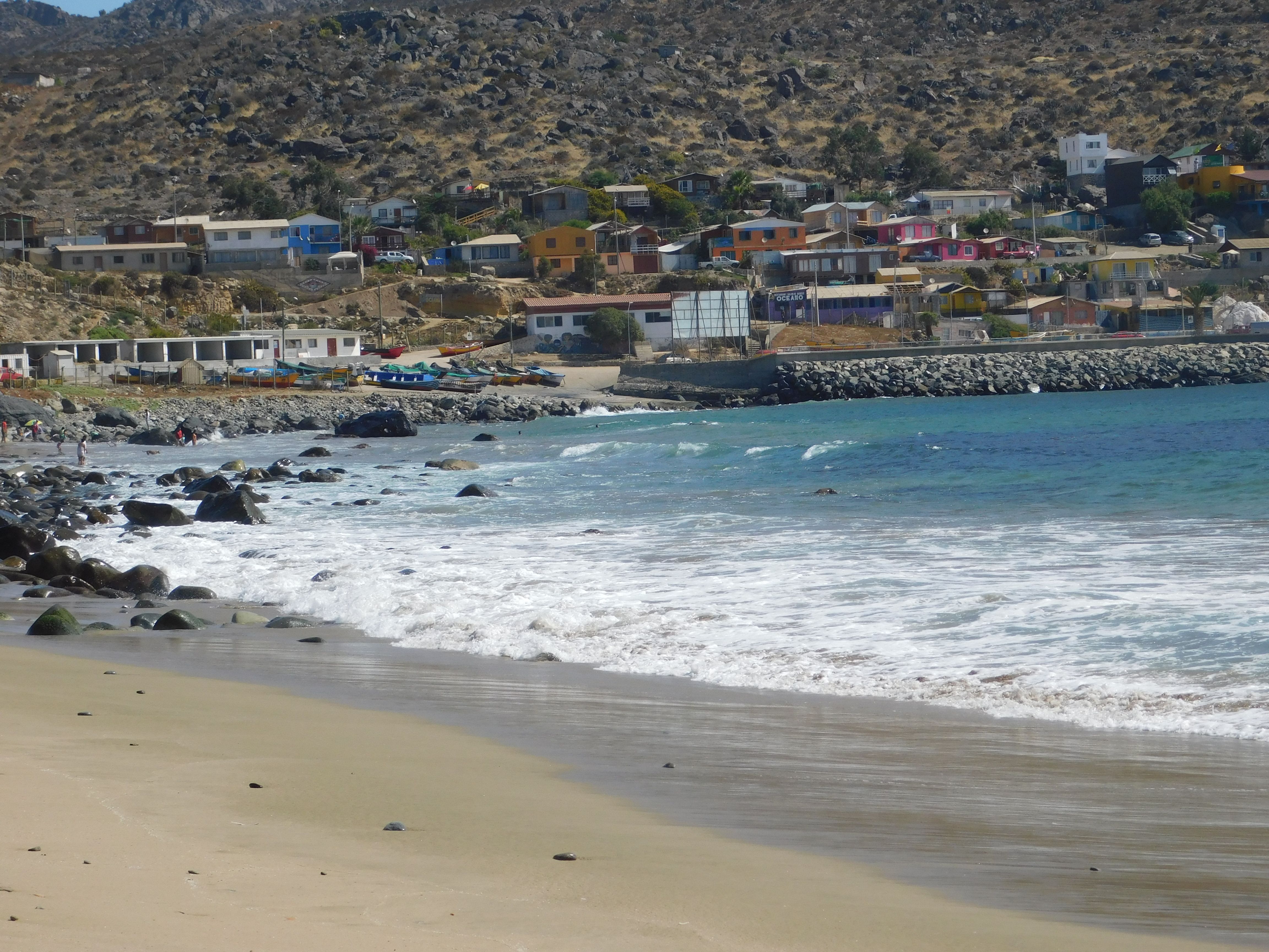 https://mdw-travel-data-us-east-1.s3.amazonaws.com/img/country/Chile/Hornitos-Beach/img_01.jpg