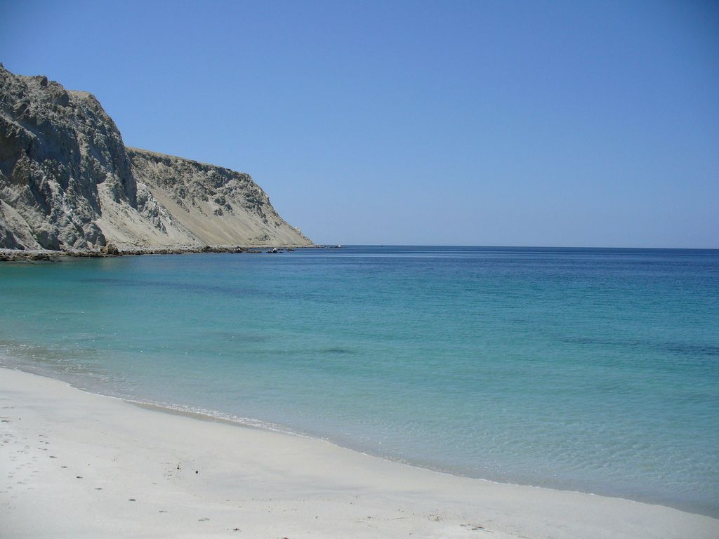 https://mdw-travel-data-us-east-1.s3.amazonaws.com/img/country/Chile/Hornitos-Beach/img_02.jpg
