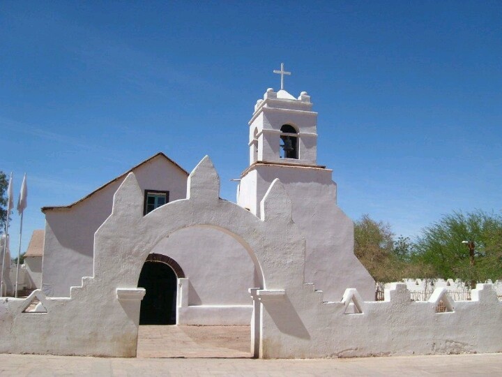 https://mdw-travel-data-us-east-1.s3.amazonaws.com/img/country/Chile/Iglesia-San-Pedro-de-Quillon/img_03.jpg