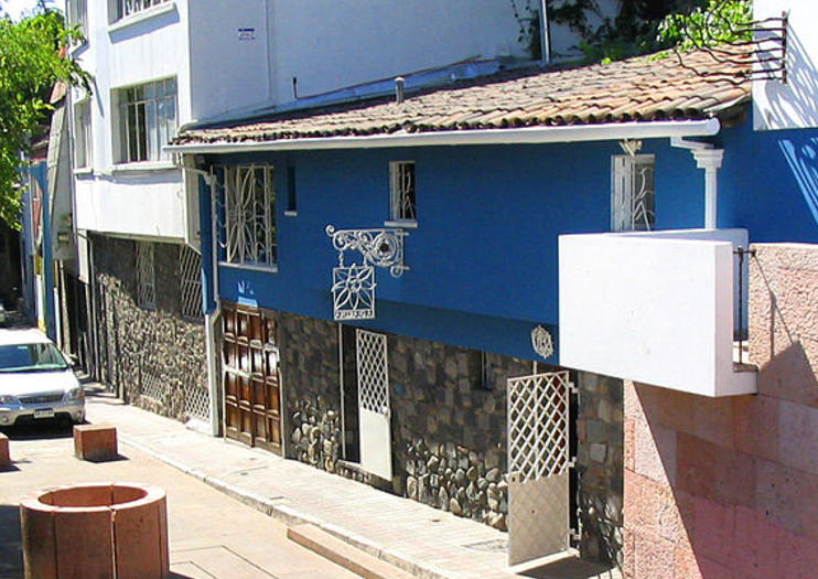 https://mdw-travel-data-us-east-1.s3.amazonaws.com/img/country/Chile/La-Chascona/img_00.jpg