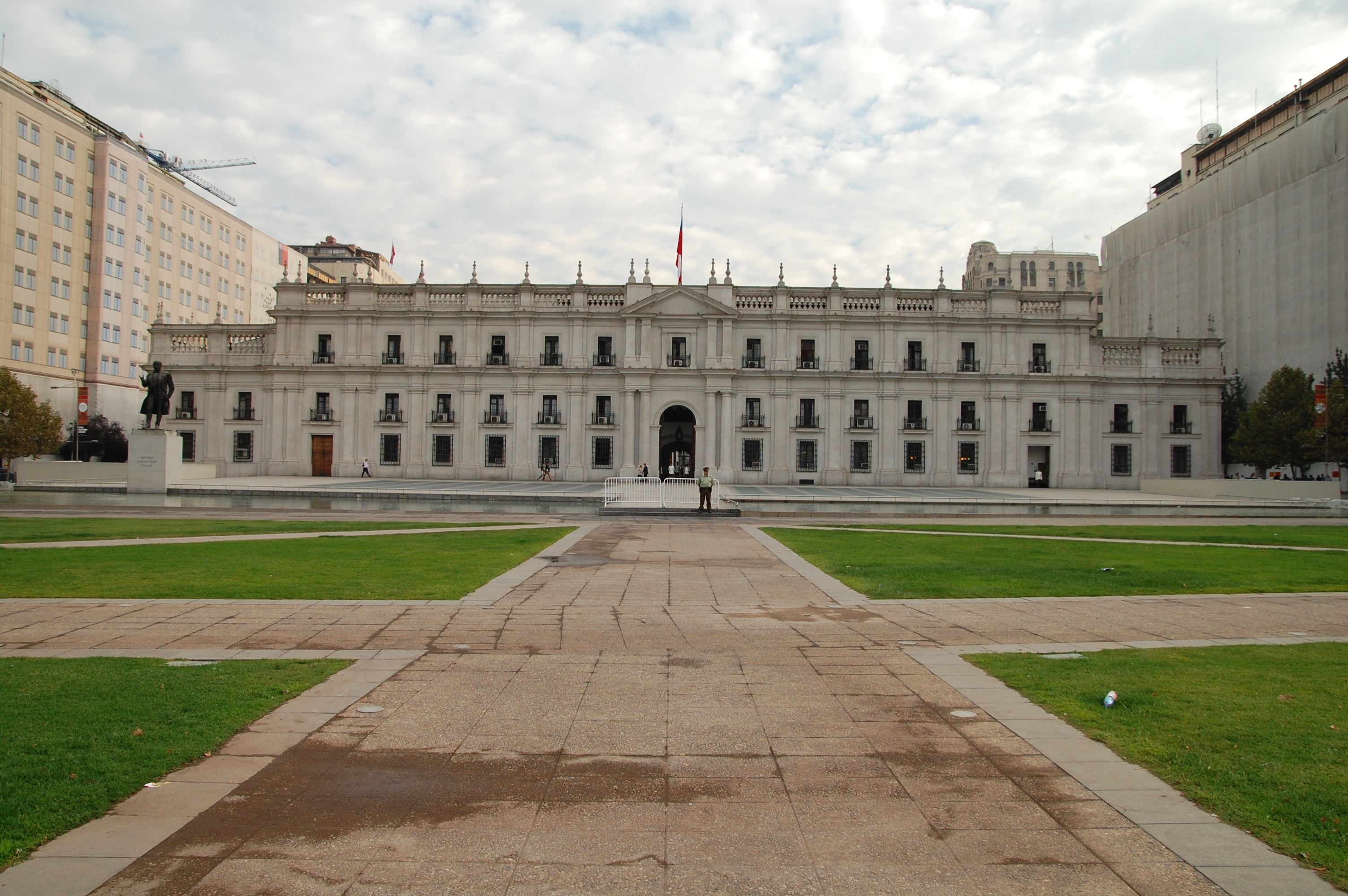 https://mdw-travel-data-us-east-1.s3.amazonaws.com/img/country/Chile/La-Moneda-Palace/img_02.jpg
