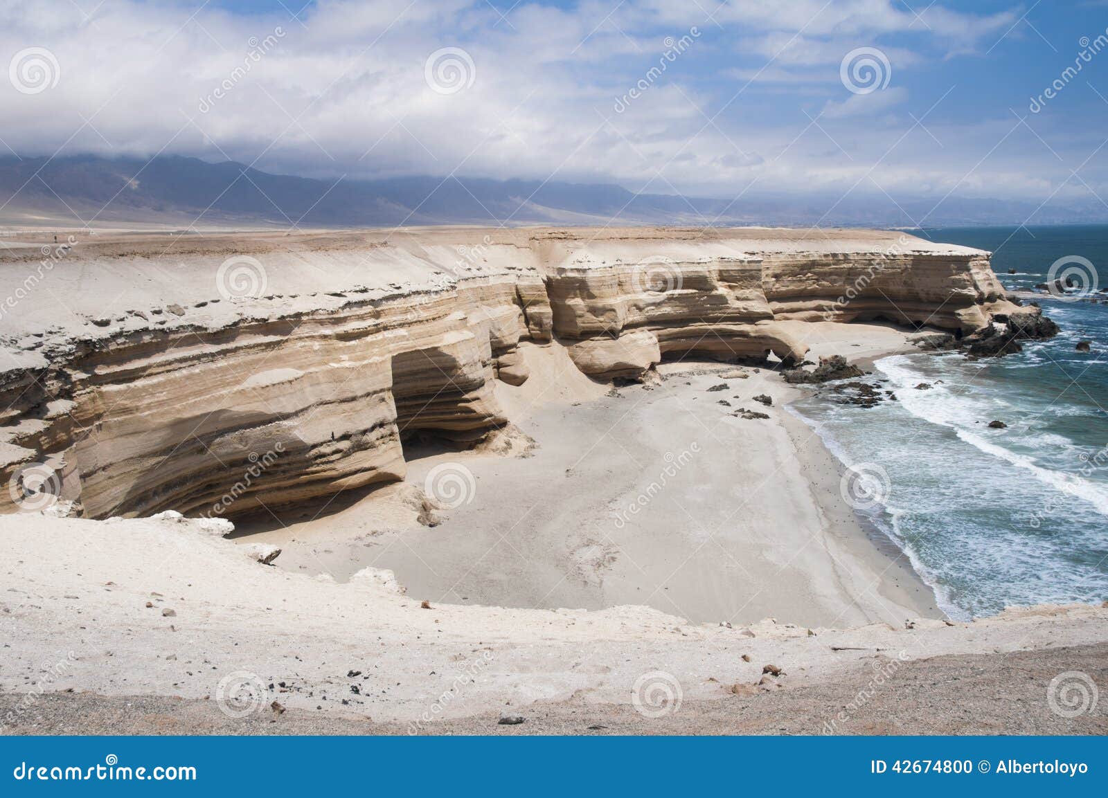 https://mdw-travel-data-us-east-1.s3.amazonaws.com/img/country/Chile/La-Portada/img_02.jpg