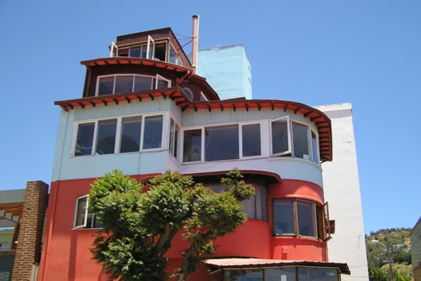 https://mdw-travel-data-us-east-1.s3.amazonaws.com/img/country/Chile/La-Sebastiana-Museum/img_03.jpg