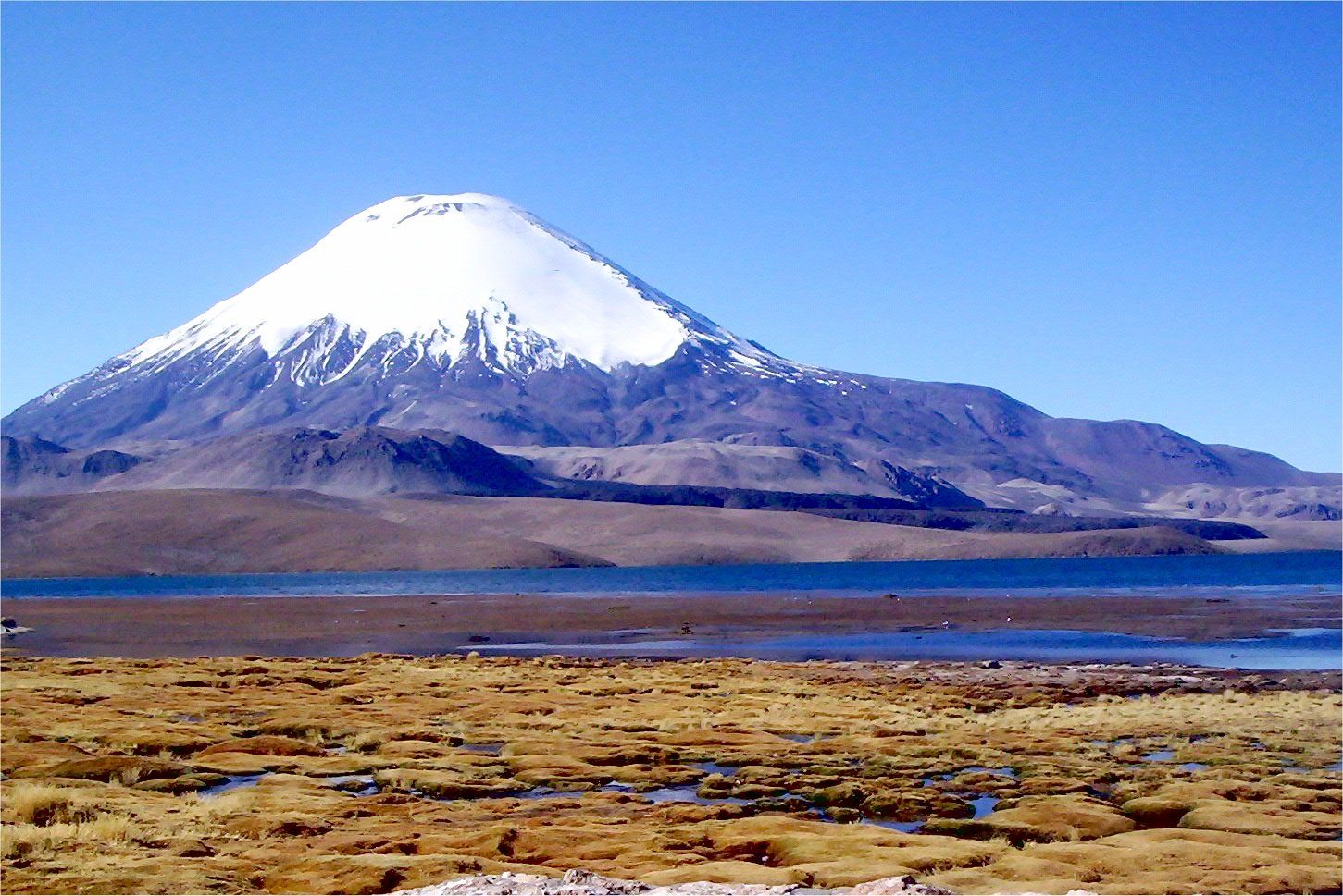 https://mdw-travel-data-us-east-1.s3.amazonaws.com/img/country/Chile/Lago-Chungara/img_00.jpg
