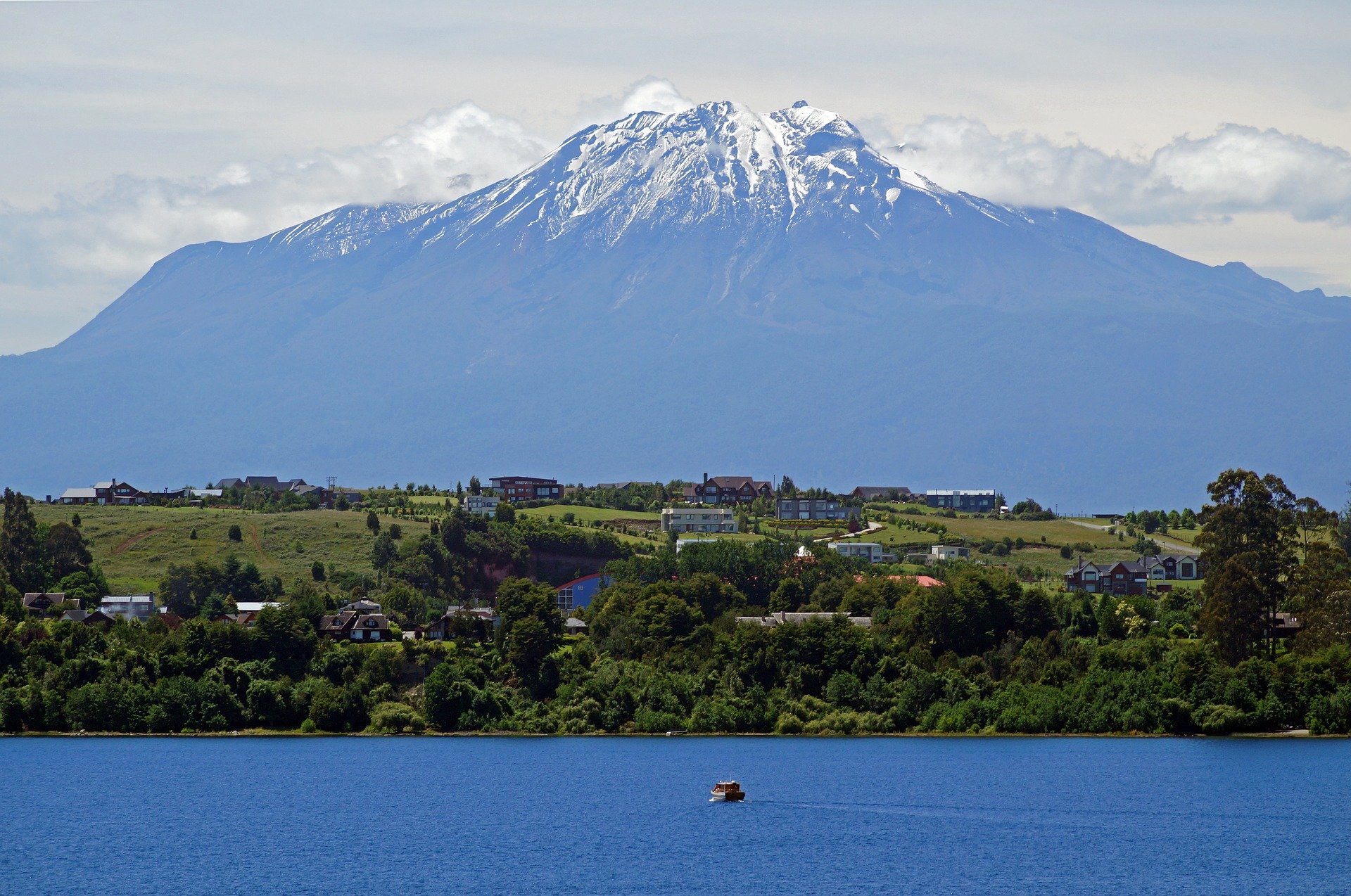 https://mdw-travel-data-us-east-1.s3.amazonaws.com/img/country/Chile/Lago-Llanquihue/img_01.jpg