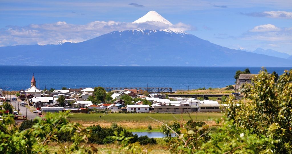 https://mdw-travel-data-us-east-1.s3.amazonaws.com/img/country/Chile/Lago-Llanquihue/img_02.jpg