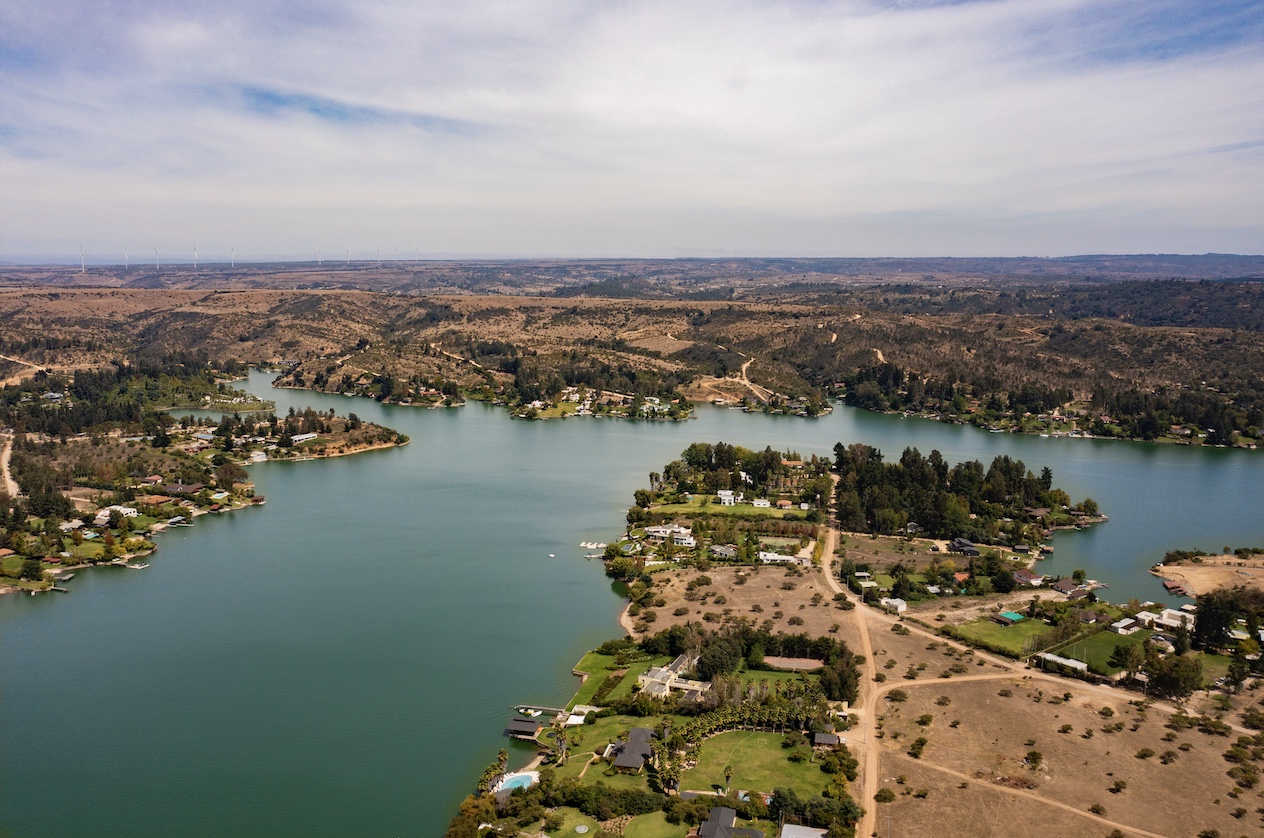 https://mdw-travel-data-us-east-1.s3.amazonaws.com/img/country/Chile/Lago-Rapel/img_01.jpg