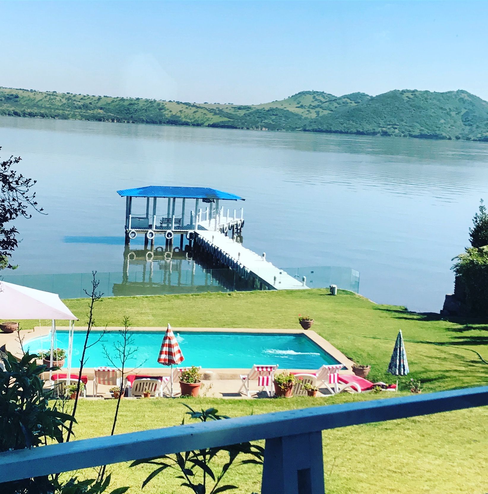 https://mdw-travel-data-us-east-1.s3.amazonaws.com/img/country/Chile/Lago-Rapel/img_02.jpg