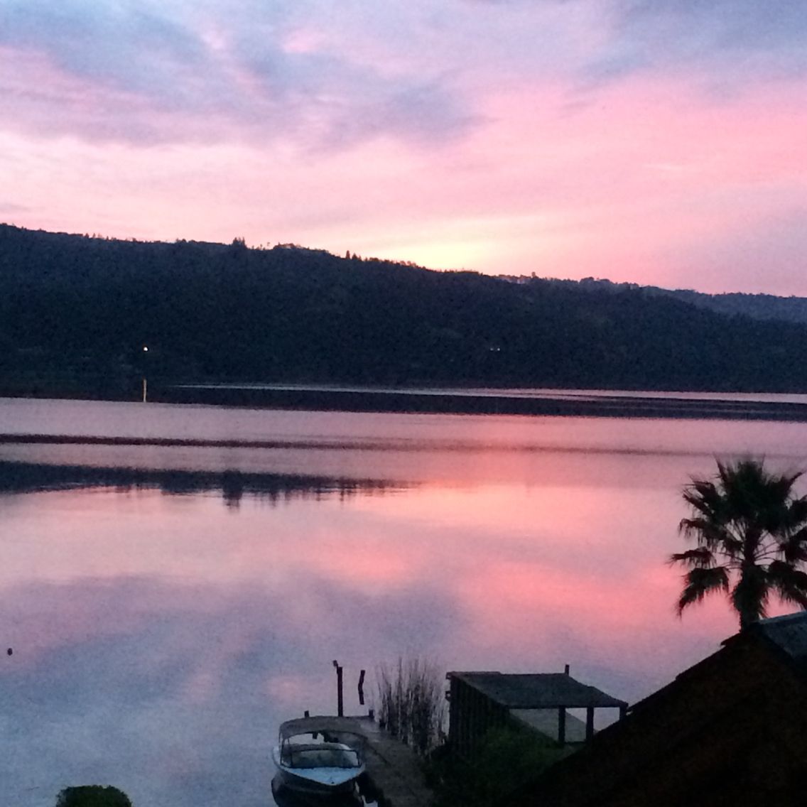 https://mdw-travel-data-us-east-1.s3.amazonaws.com/img/country/Chile/Lago-Vichuquen/img_02.jpg