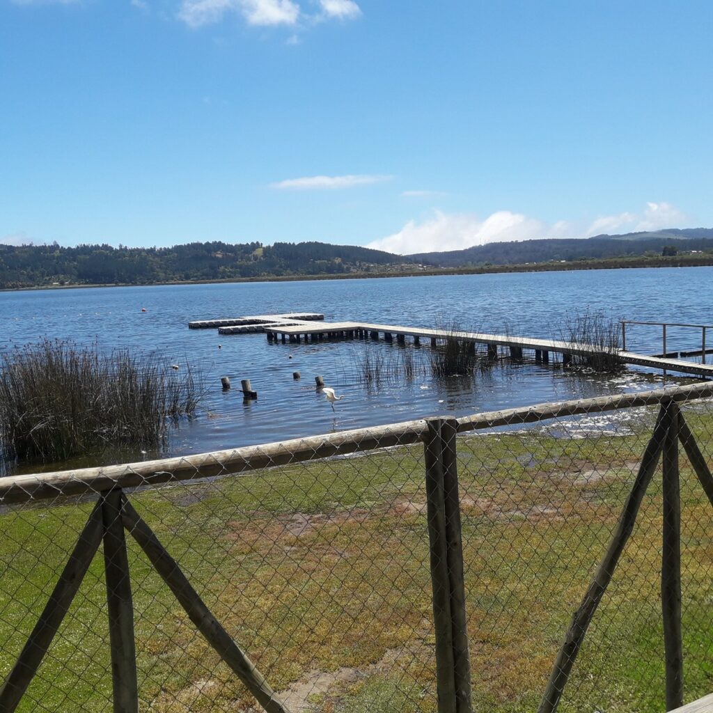 https://mdw-travel-data-us-east-1.s3.amazonaws.com/img/country/Chile/Lago-Vichuquen/img_03.jpg