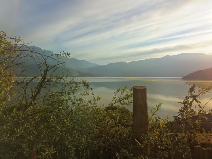 https://mdw-travel-data-us-east-1.s3.amazonaws.com/img/country/Chile/Laguna-Aculeo/img_02.jpg