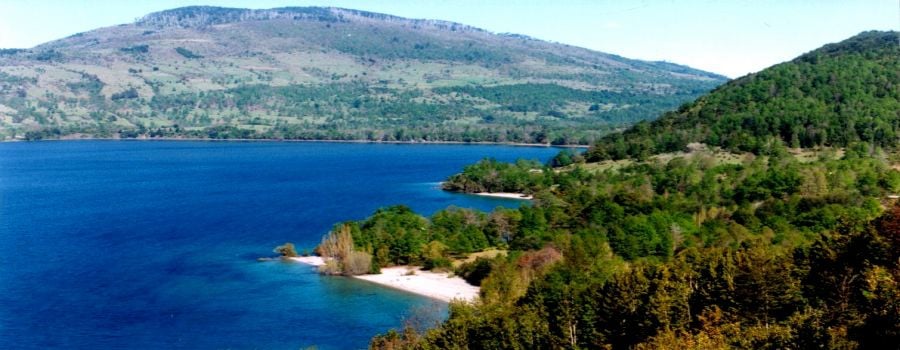 https://mdw-travel-data-us-east-1.s3.amazonaws.com/img/country/Chile/Lake-Caburgua/img_01.jpg