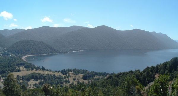 https://mdw-travel-data-us-east-1.s3.amazonaws.com/img/country/Chile/Lake-Caburgua/img_02.jpg