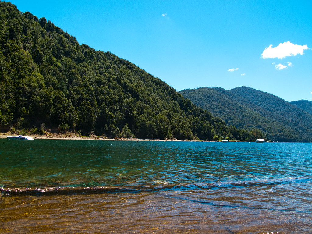 https://mdw-travel-data-us-east-1.s3.amazonaws.com/img/country/Chile/Lake-Caburgua/img_03.jpg