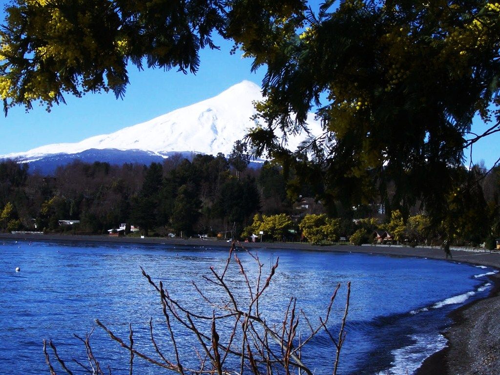 https://mdw-travel-data-us-east-1.s3.amazonaws.com/img/country/Chile/Lake-Villarrica/img_03.jpg