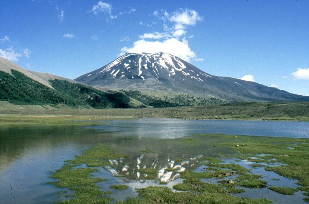 https://mdw-travel-data-us-east-1.s3.amazonaws.com/img/country/Chile/Lonquimay-Volcano/img_02.jpg