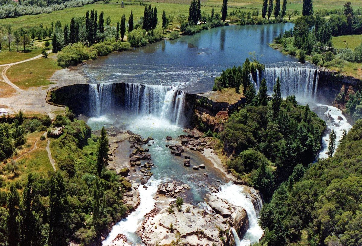 https://mdw-travel-data-us-east-1.s3.amazonaws.com/img/country/Chile/Los-Pelues-Waterfall/img_02.jpg
