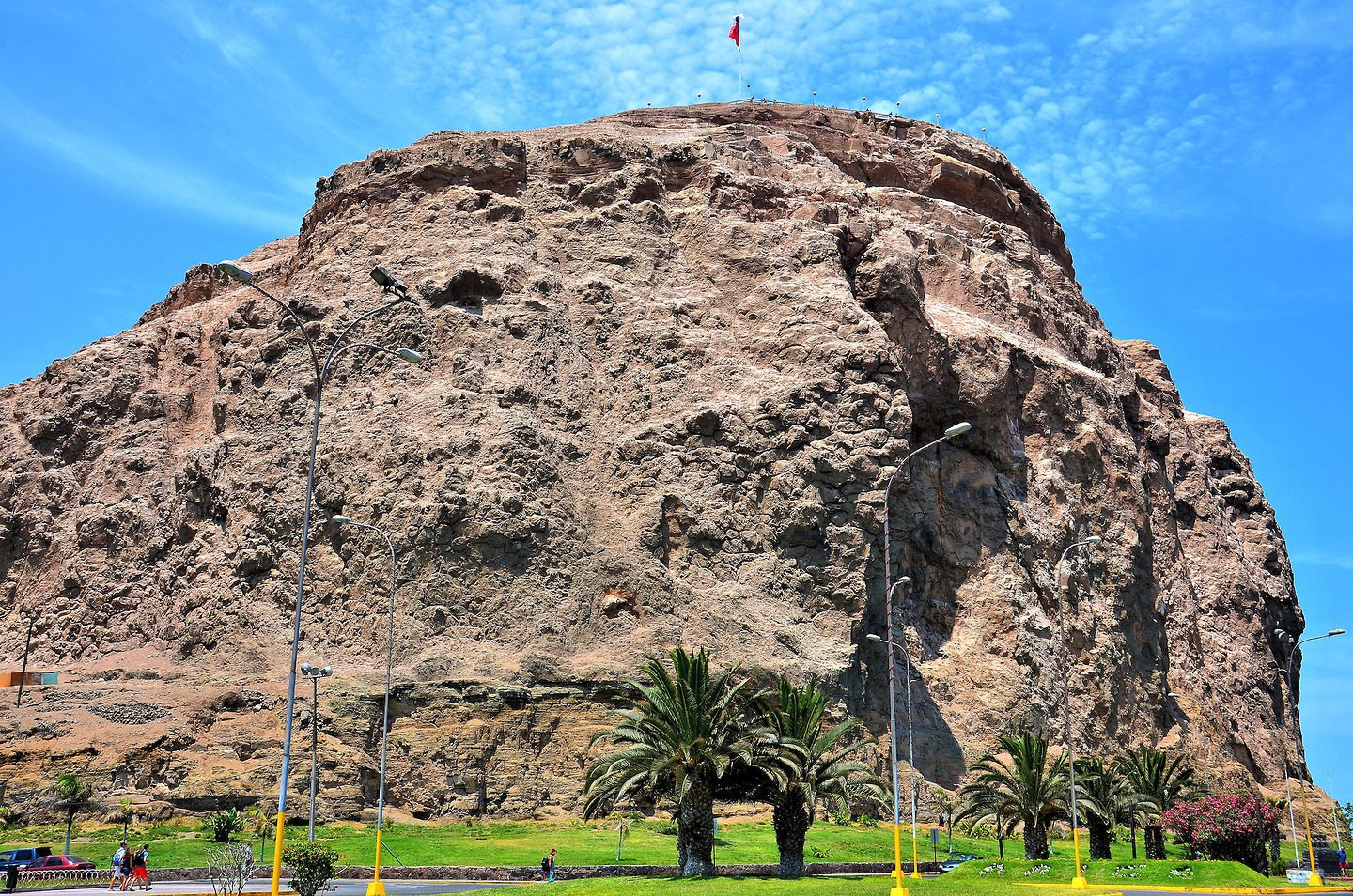 https://mdw-travel-data-us-east-1.s3.amazonaws.com/img/country/Chile/Morro-Arica/img_01.jpg