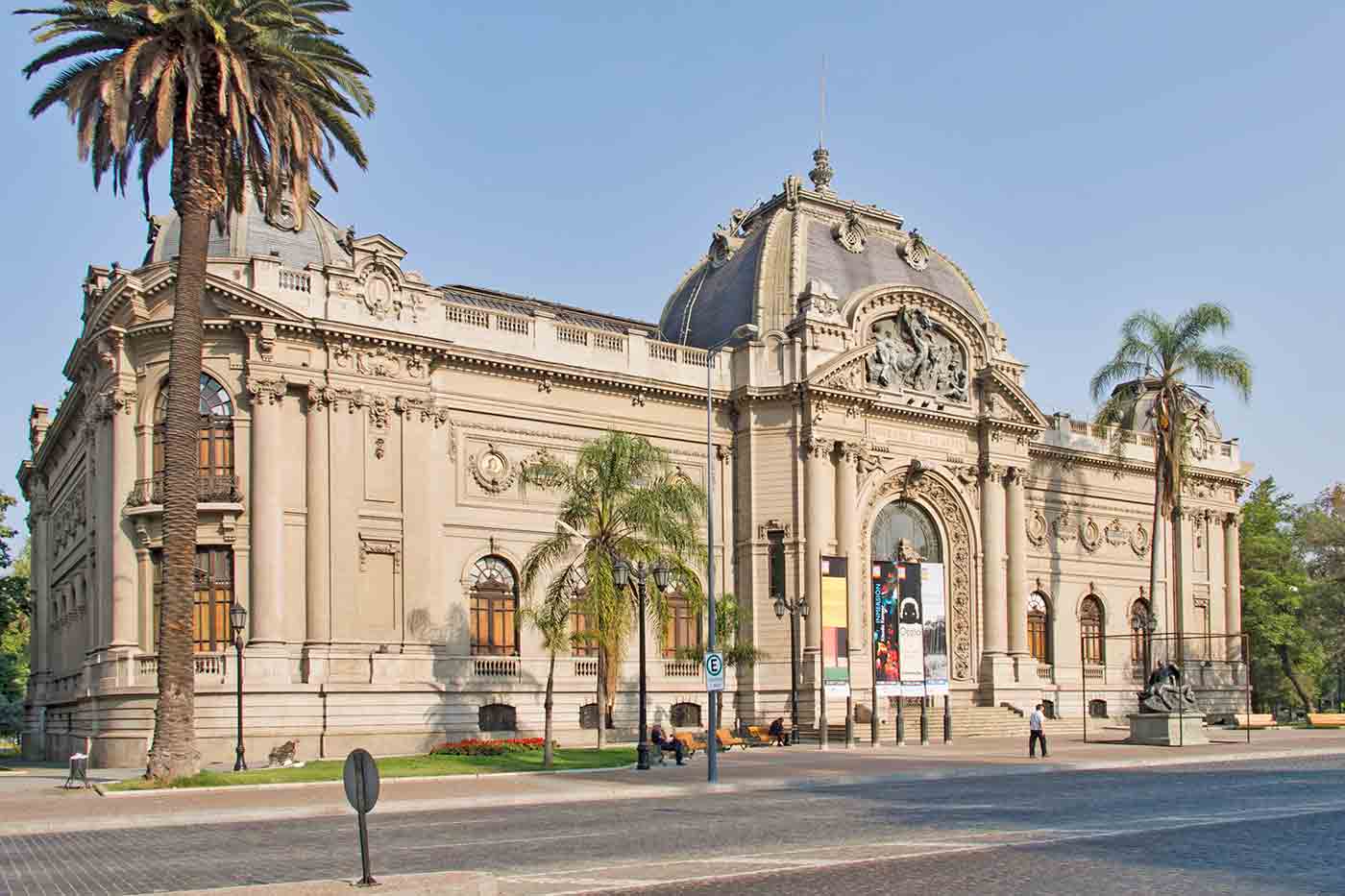 https://mdw-travel-data-us-east-1.s3.amazonaws.com/img/country/Chile/National-Museum-of-Fine-Arts/img_01.jpg