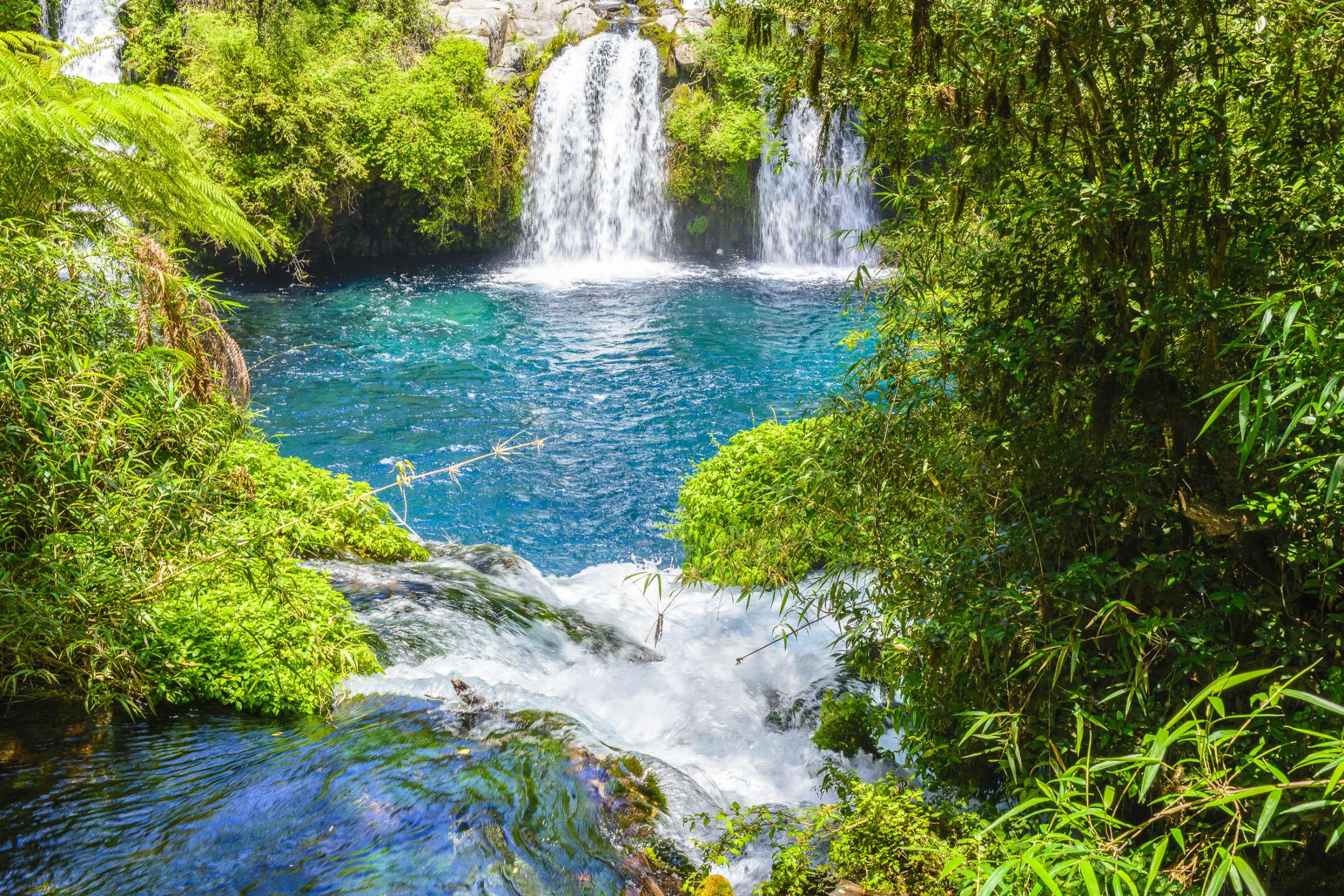 https://mdw-travel-data-us-east-1.s3.amazonaws.com/img/country/Chile/Ojos-del-Caburgua/img_01.jpg