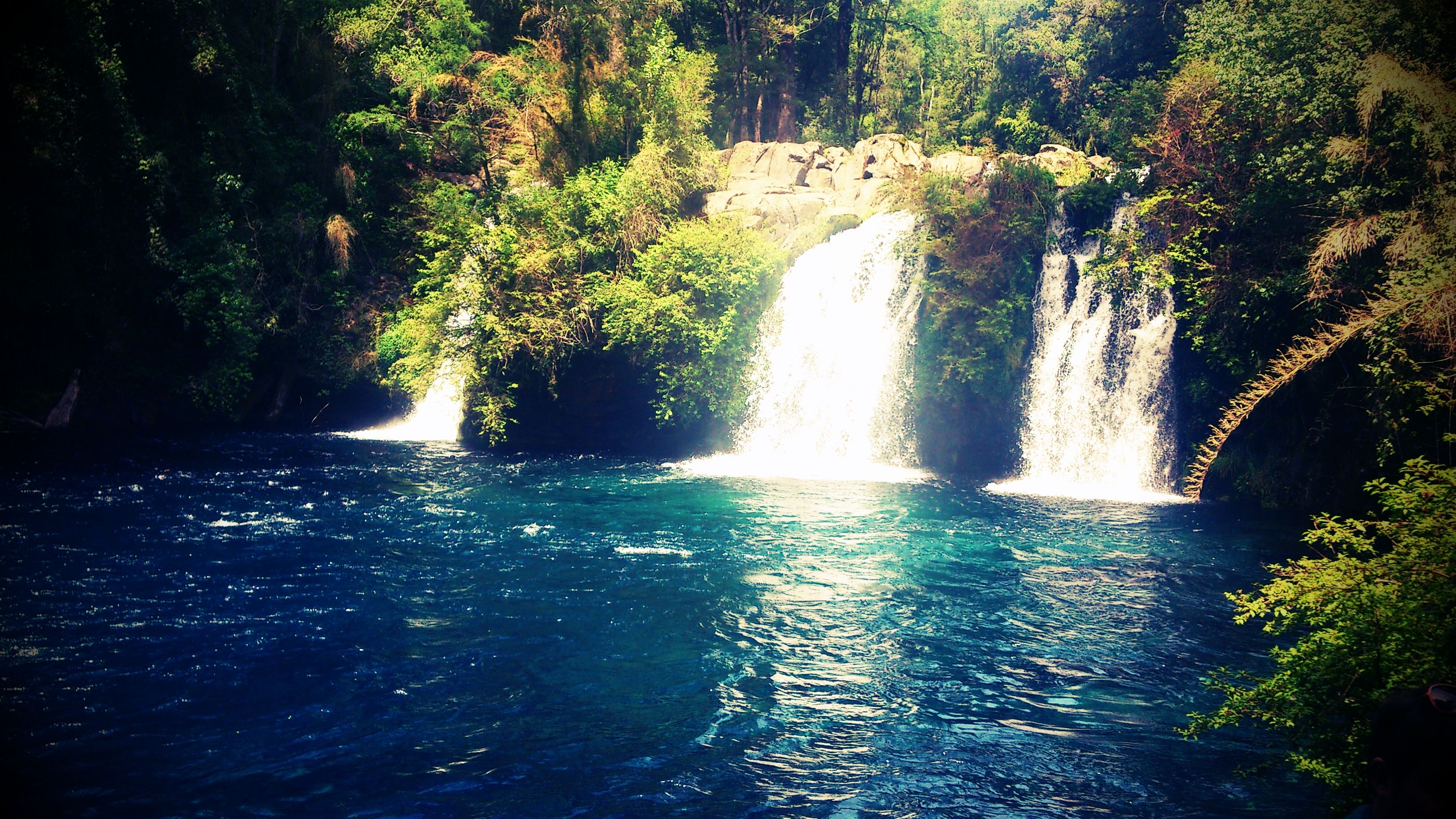 https://mdw-travel-data-us-east-1.s3.amazonaws.com/img/country/Chile/Ojos-del-Caburgua/img_02.jpg