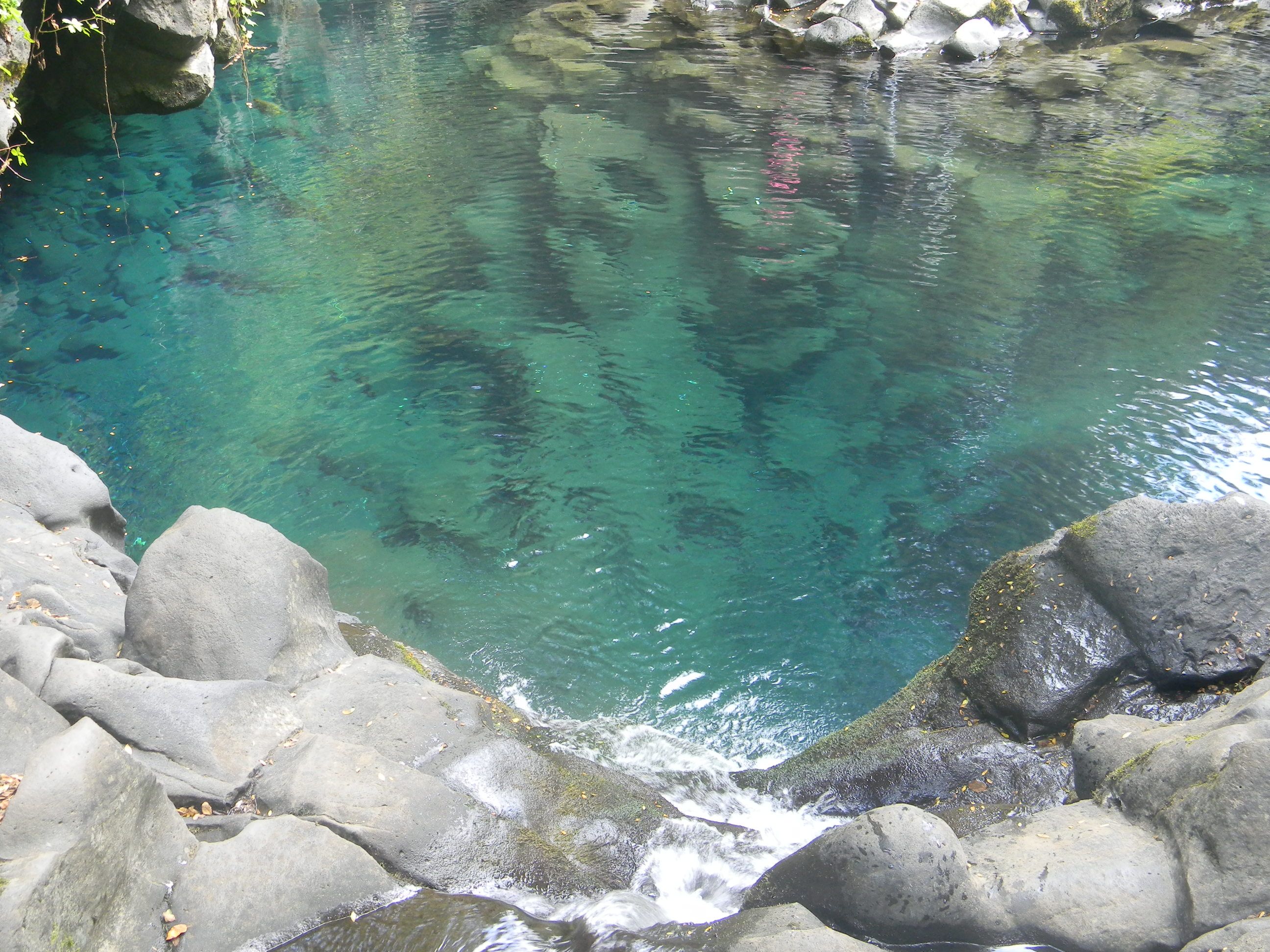 https://mdw-travel-data-us-east-1.s3.amazonaws.com/img/country/Chile/Ojos-del-Caburgua/img_03.jpg