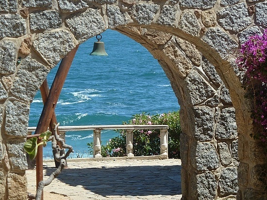 https://mdw-travel-data-us-east-1.s3.amazonaws.com/img/country/Chile/Pablo-Nerudas-House-in-Isla-Negra/img_02.jpg