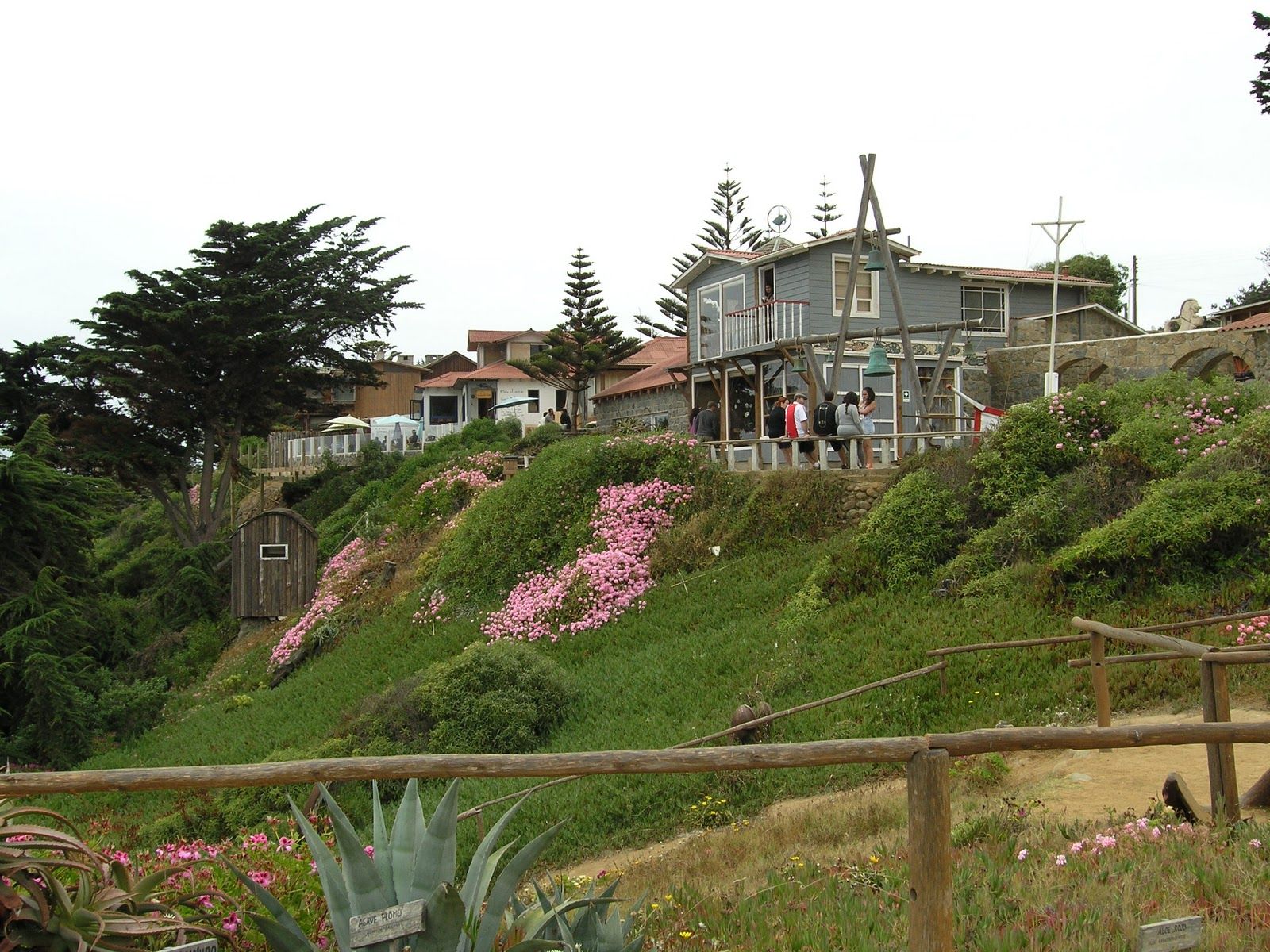 https://mdw-travel-data-us-east-1.s3.amazonaws.com/img/country/Chile/Pablo-Nerudas-House/img_01.jpg