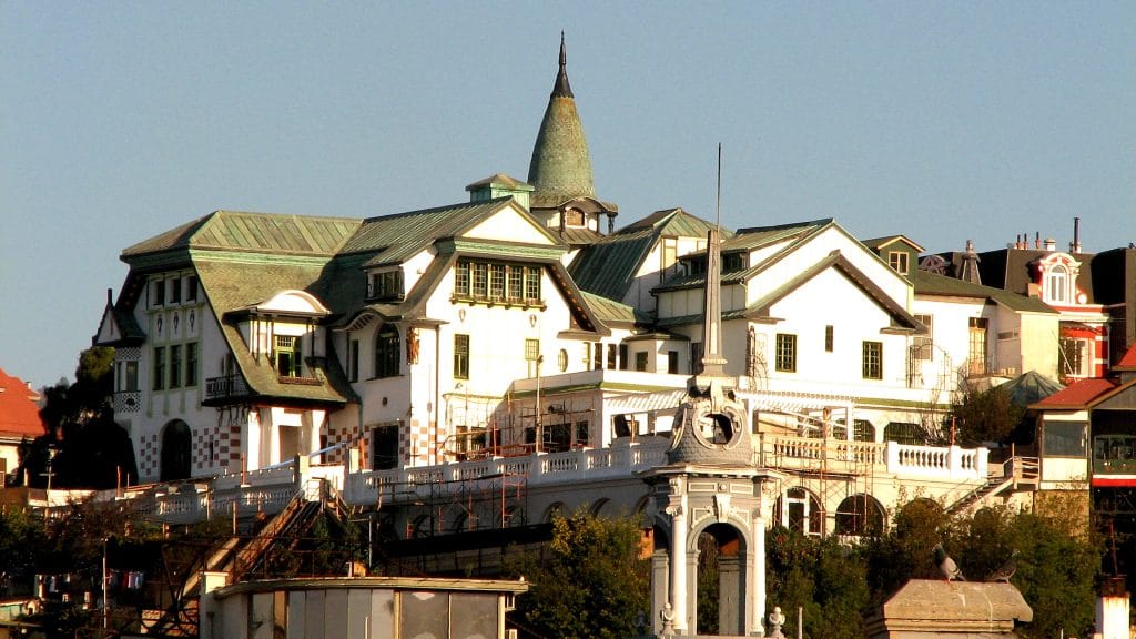 https://mdw-travel-data-us-east-1.s3.amazonaws.com/img/country/Chile/Palacio-Baburizza/img_01.jpg