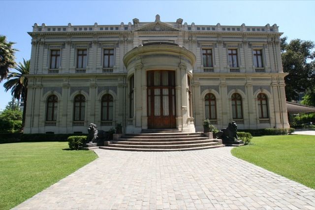 https://mdw-travel-data-us-east-1.s3.amazonaws.com/img/country/Chile/Palacio-Cousino/img_02.jpg