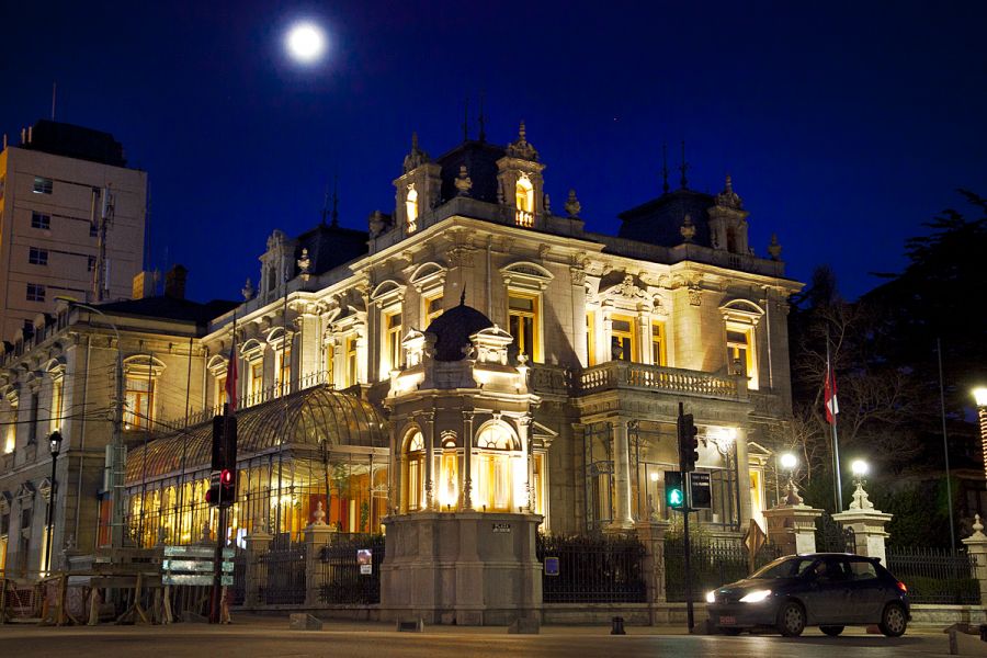 https://mdw-travel-data-us-east-1.s3.amazonaws.com/img/country/Chile/Palacio-Sara-Braun/img_00.jpg