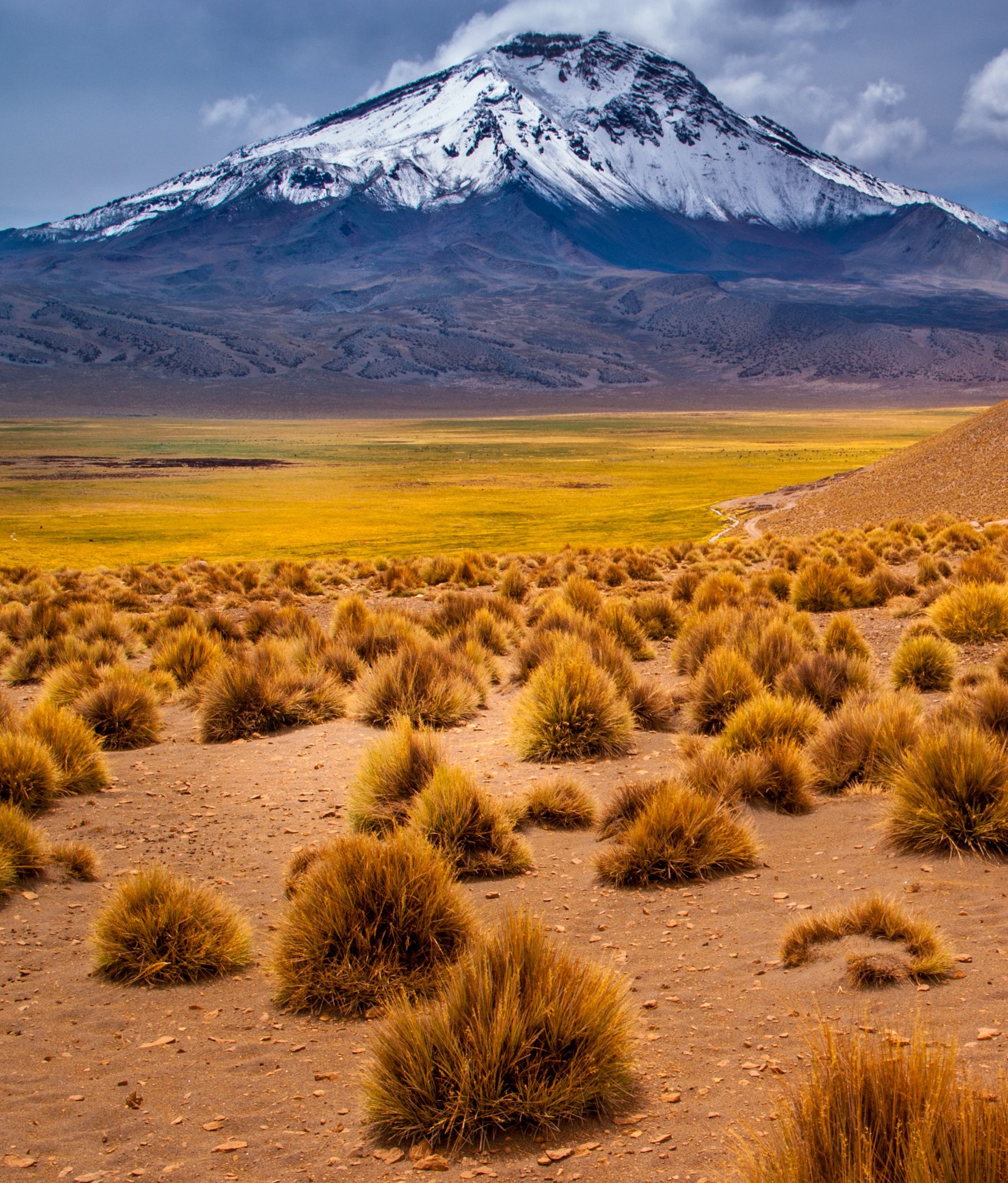 https://mdw-travel-data-us-east-1.s3.amazonaws.com/img/country/Chile/Parinacota-Volcano/img_01.jpg