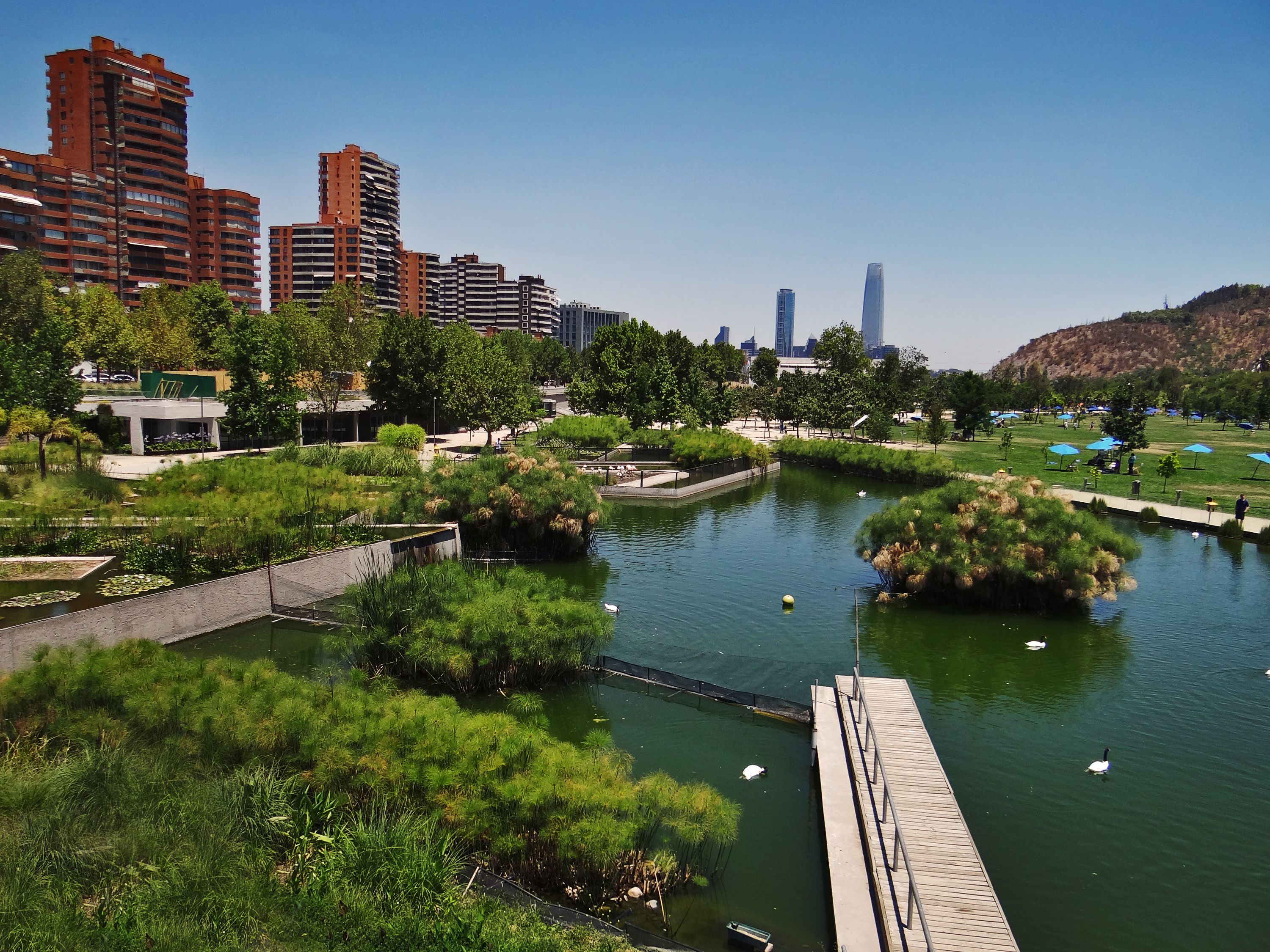 https://mdw-travel-data-us-east-1.s3.amazonaws.com/img/country/Chile/Parque-Bicentenario/img_00.jpg