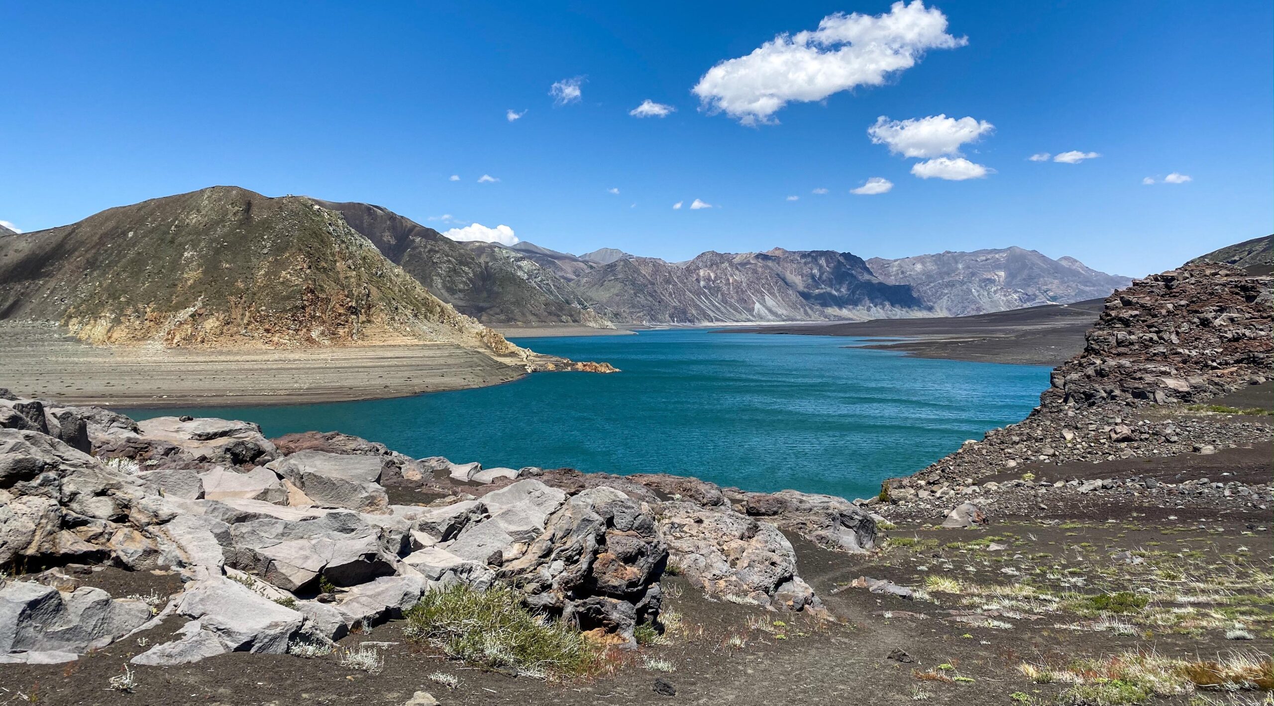 https://mdw-travel-data-us-east-1.s3.amazonaws.com/img/country/Chile/Parque-Nacional-Laguna-del-Laja/img_00.jpg