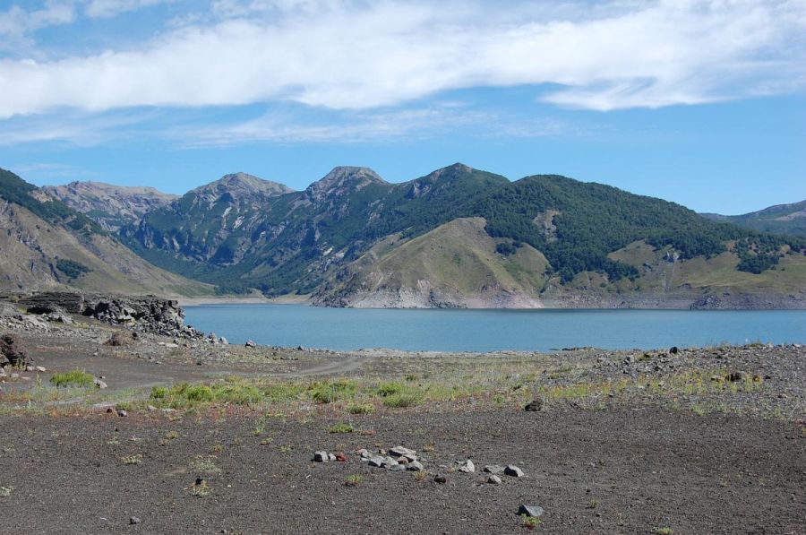 https://mdw-travel-data-us-east-1.s3.amazonaws.com/img/country/Chile/Parque-Nacional-Laguna-del-Laja/img_02.jpg