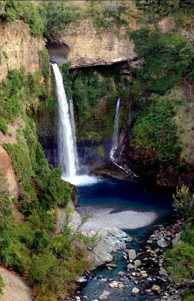 https://mdw-travel-data-us-east-1.s3.amazonaws.com/img/country/Chile/Parque-Nacional-Radal-Siete-Tazas/img_01.jpg