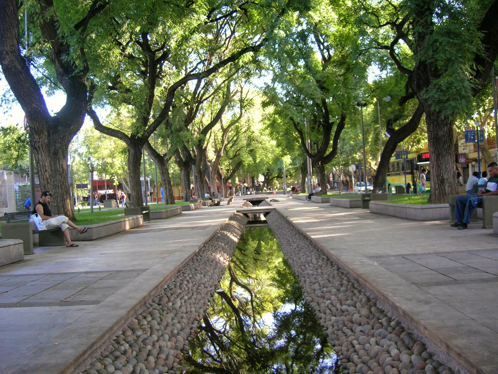 https://mdw-travel-data-us-east-1.s3.amazonaws.com/img/country/Chile/Paseo-Alameda/img_00.jpg